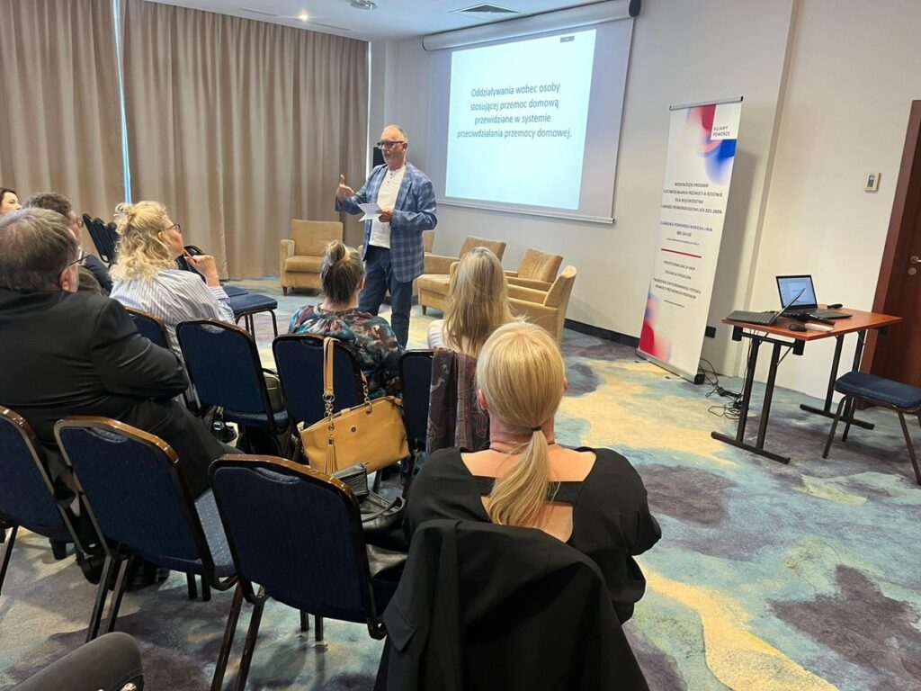 Marek Koliński, Realizator oddziaływań korekcyjno-edukacyjnych dla osób stosujących przemoc domową, przedstawiciele Powiatowych Centrów Pomocy Rodzinie – seminarium „Administracja publiczna wobec zjawiska przemocy domowej – analiza dostępnych narzędzi oddziaływań” fot. Biuro Wsparcia Rodziny, Przeciwdziałania Przemocy i Uzależnieniom