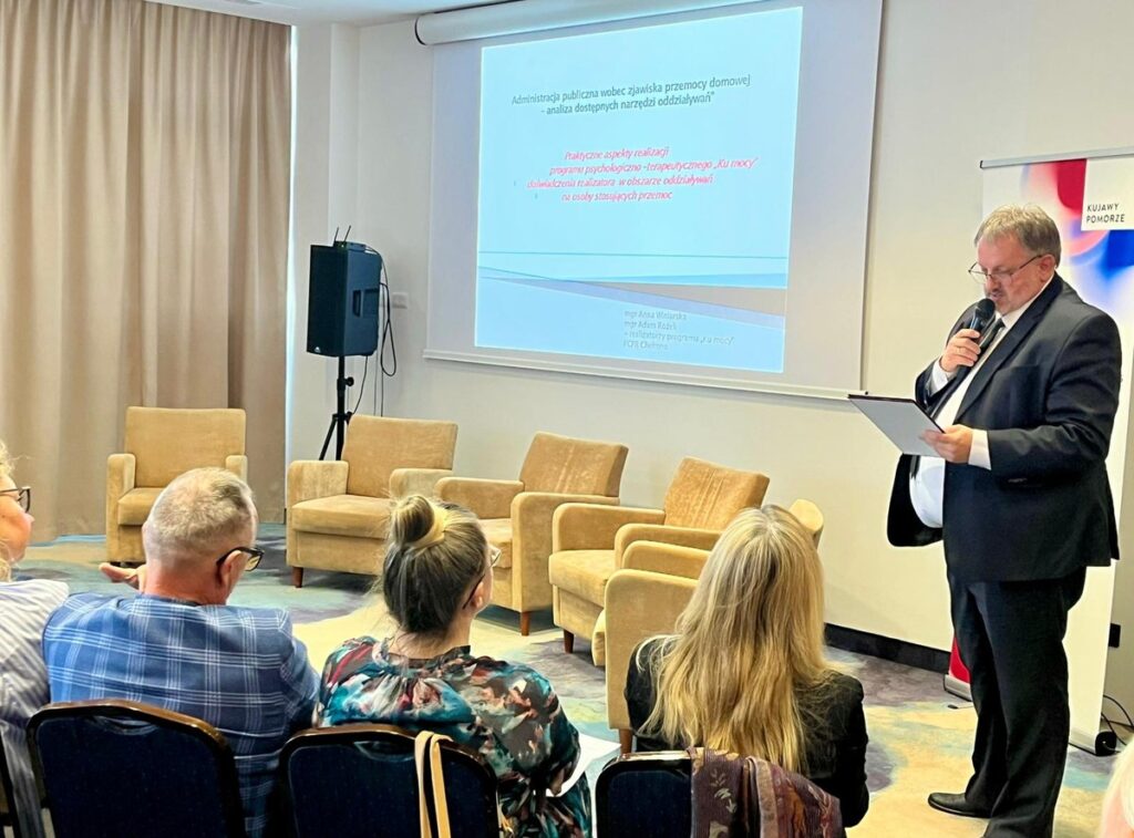 Sylwester Glaubert - Dyrektor Powiatowego Centrum Pomocy Rodzinie w Chełmnie – seminarium „Administracja publiczna wobec zjawiska przemocy domowej – analiza dostępnych narzędzi oddziaływań” fot. Biuro Wsparcia Rodziny, Przeciwdziałania Przemocy i Uzależnieniom