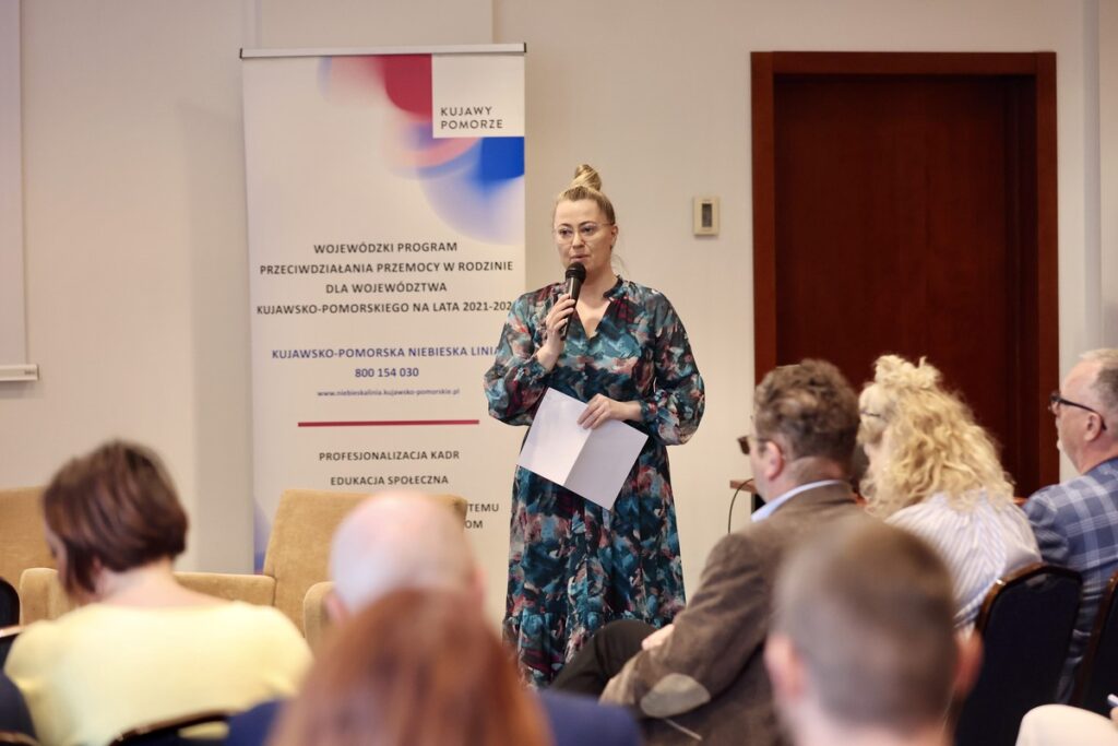 Milena Skopińska, Dyrektor Departamentu Spraw Społecznych, uczestnicy seminarium, przedstawiciele Powiatowych Centrów Pomocy Rodzinie „Administracja publiczna wobec zjawiska przemocy domowej – analiza dostępnych narzędzi oddziaływań” fot. Andrzej Goiński