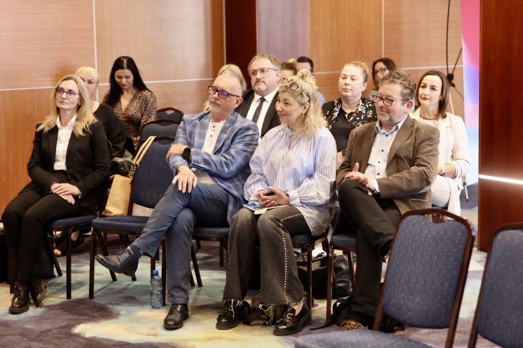 Prelegenci, uczestnicy seminarium, przedstawiciele Powiatowych Centrów Pomocy Rodzinie – seminarium „Administracja publiczna wobec zjawiska przemocy domowej – analiza dostępnych narzędzi oddziaływań” fot. Andrzej Goiński