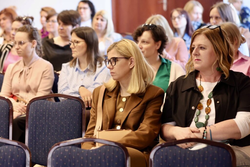 Uczestnicy seminarium, przedstawiciele Powiatowych Centrów Pomocy Rodzinie – seminarium „Administracja publiczna wobec zjawiska przemocy domowej – analiza dostępnych narzędzi oddziaływań” fot. Andrzej Goiński