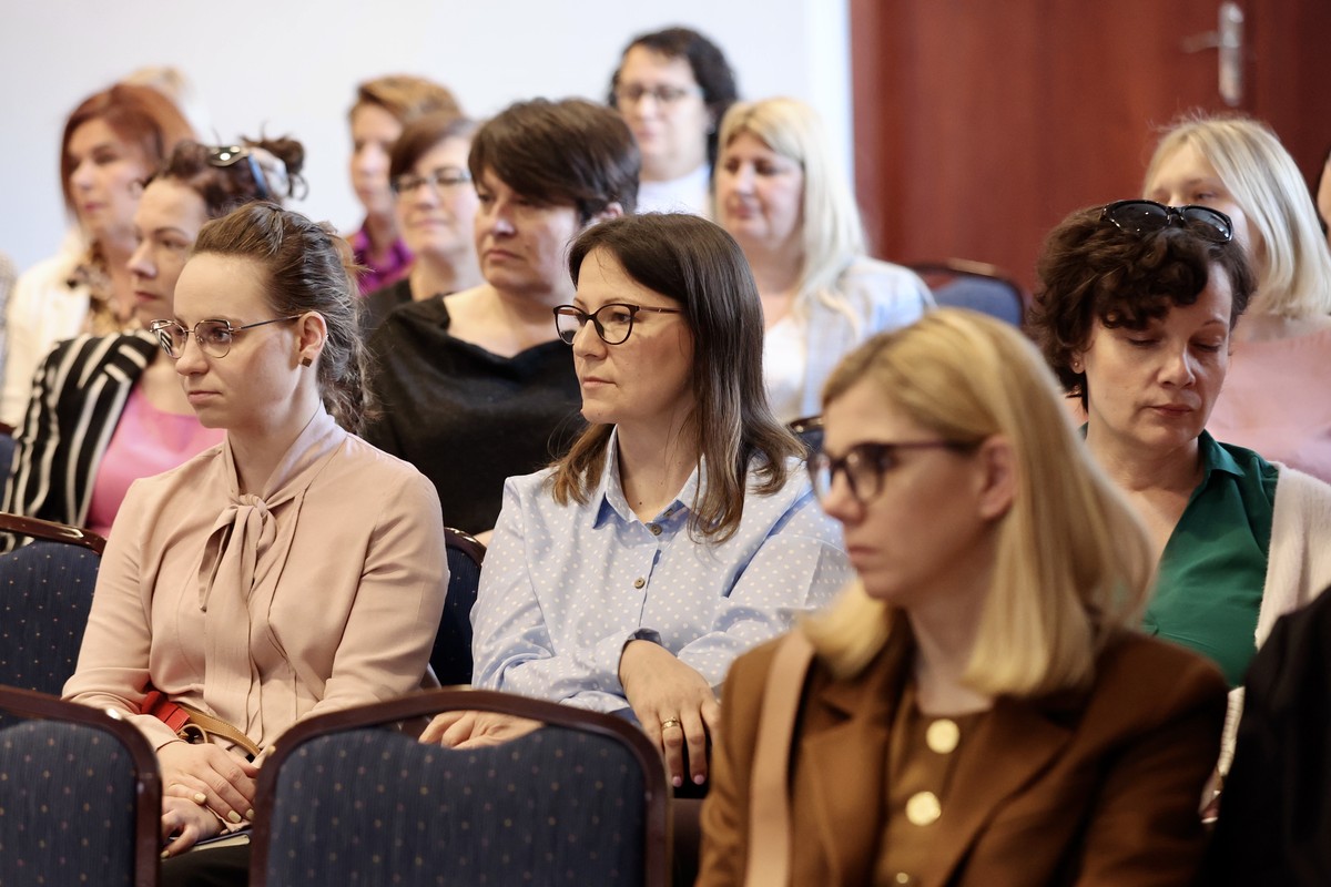 Uczestnicy seminarium, przedstawiciele Powiatowych Centrów Pomocy Rodzinie – seminarium „Administracja publiczna wobec zjawiska przemocy domowej – analiza dostępnych narzędzi oddziaływań” fot. Andrzej Goiński