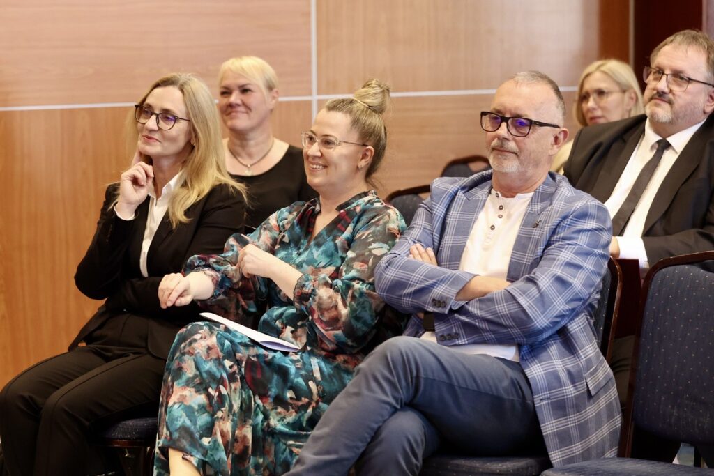 Prelegenci, uczestnicy seminarium, przedstawiciele Powiatowych Centrów Pomocy Rodzinie – seminarium „Administracja publiczna wobec zjawiska przemocy domowej – analiza dostępnych narzędzi oddziaływań” fot. Andrzej Goiński