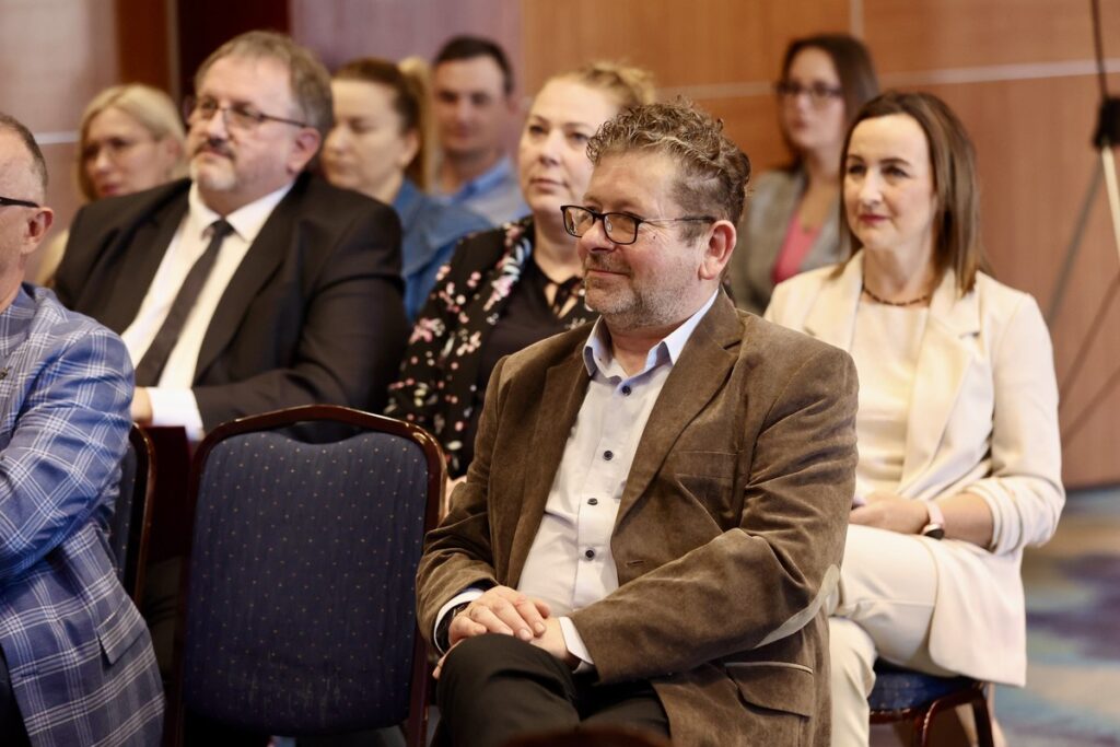 Jacek Habant, Naczelnik Wydziału Polityki Społecznej, przedstawiciele Powiatowych Centrów Pomocy Rodzinie – seminarium „Administracja publiczna wobec zjawiska przemocy domowej – analiza dostępnych narzędzi oddziaływań” fot. Andrzej Goiński