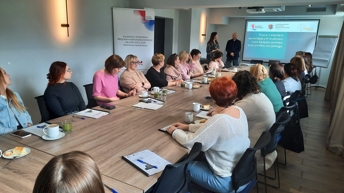 Uczestnicy szkolenia „Praca z klientem sprawiającym trudności oraz bezpieczeństwo pracownika socjalnego” wraz z prowadzącym szkolenie Sebastianem Stasiulewiczem w Hotelu Halo w Toruniu, fot. Biuro Wsparcia Rodziny, Przeciwdziałania Przemocy i Uzależnieniom