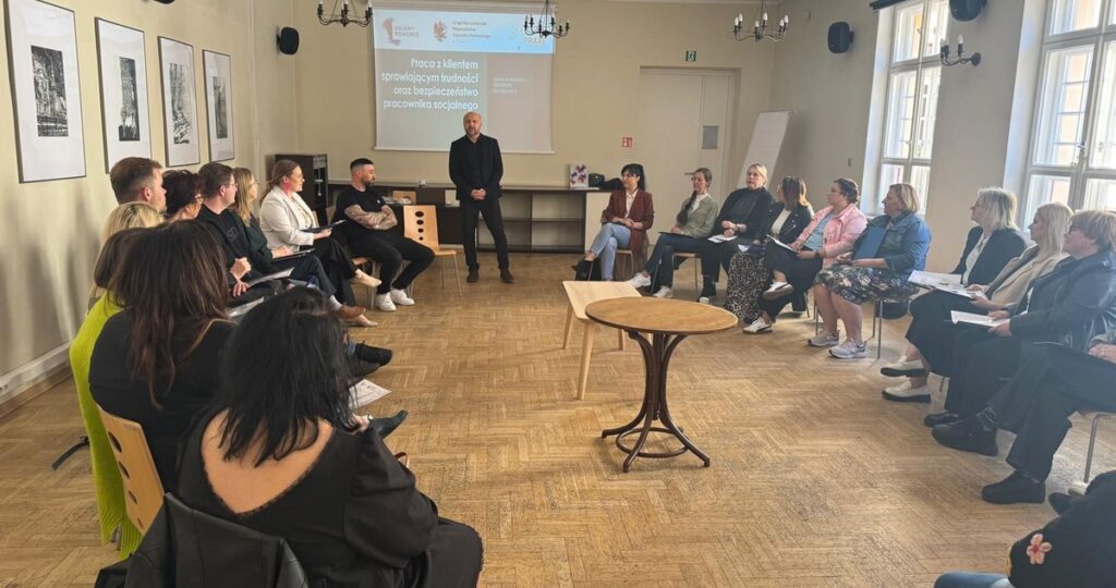 Uczestnicy szkolenia „Praca z klientem sprawiającym trudności oraz bezpieczeństwo pracownika socjalnego” wraz z prowadzącym szkolenie Sebastianem Stasiulewiczem w Wojewódzkiej i Miejskiej Bibliotece Publicznej w Bydgoszczy, fot. Biuro Wsparcia Rodziny, Przeciwdziałania Przemocy i Uzależnieniom