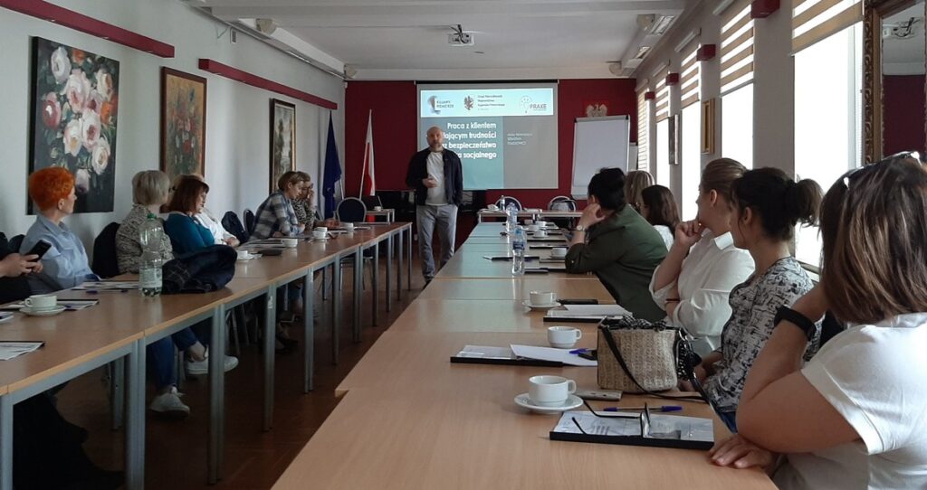 Uczestnicy szkolenia „Praca z klientem sprawiającym trudności oraz bezpieczeństwo pracownika socjalnego” wraz z prowadzącym szkolenie Sebastianem Stasiulewiczem w Centrum Edukacji i Kultury „Zenit” we Włocławku, fot. Biuro Wsparcia Rodziny, Przeciwdziałania Przemocy i Uzależnieniom