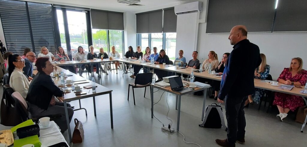 Uczestnicy szkolenia „Praca z klientem sprawiającym trudności oraz bezpieczeństwo pracownika socjalnego” wraz z prowadzącym szkolenie Sebastianem Stasiulewiczem w Marinie Grudziądz, fot. Biuro Wsparcia Rodziny, Przeciwdziałania Przemocy i Uzależnieniom