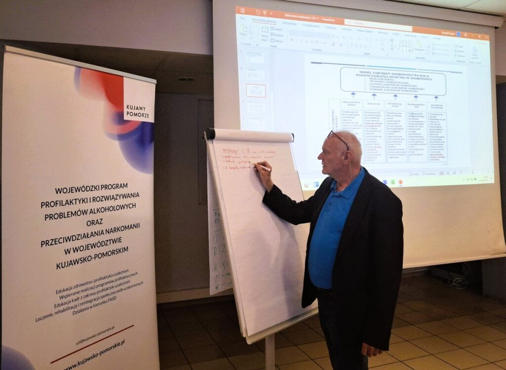 dr. hab. Krzysztof Gąsior - prowadzący szkolenie pn. „Nowa klasyfikacja ICD-11 i jej znaczenie dla psychoterapii uzależnień” w Hotelu IKAR w Bydgoszczy, fot. Biuro Wsparcia Rodziny, Przeciwdziałania Przemocy i Uzależnieniom