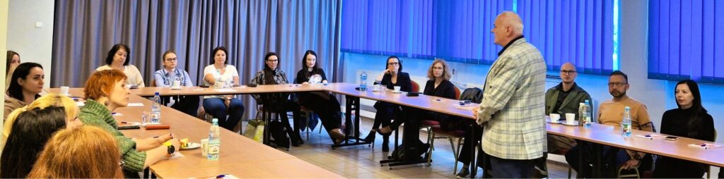 dr. hab. Krzysztof Gąsior - prowadzący szkolenie pn. „Nowa klasyfikacja ICD-11 i jej znaczenie dla psychoterapii uzależnień” oraz uczestnicy III edycji szkolenia w Hotelu IKAR w Bydgoszczy, fot. Biuro Wsparcia Rodziny, Przeciwdziałania Przemocy i Uzależnieniom