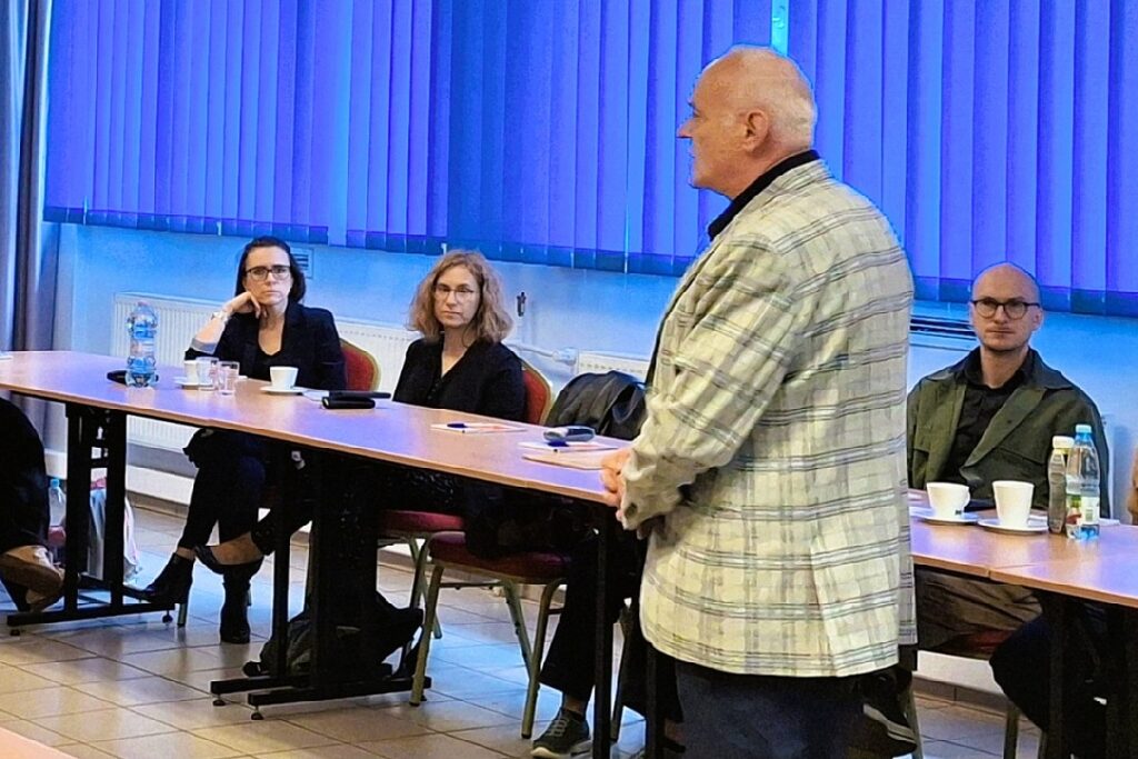 dr. hab. Krzysztof Gąsior - prowadzący szkolenie pn. „Nowa klasyfikacja ICD-11 i jej znaczenie dla psychoterapii uzależnień” oraz uczestnicy III edycji szkolenia w Hotelu IKAR w Bydgoszczy, fot. Biuro Wsparcia Rodziny, Przeciwdziałania Przemocy i Uzależnieniom