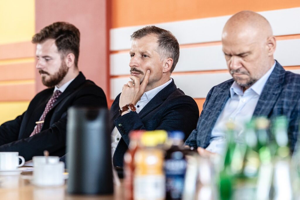 Uczestnicy posiedzenia plenarnego w Mondi Świecie w dniu 07.07.2025 r., fot. B. Marchlewski