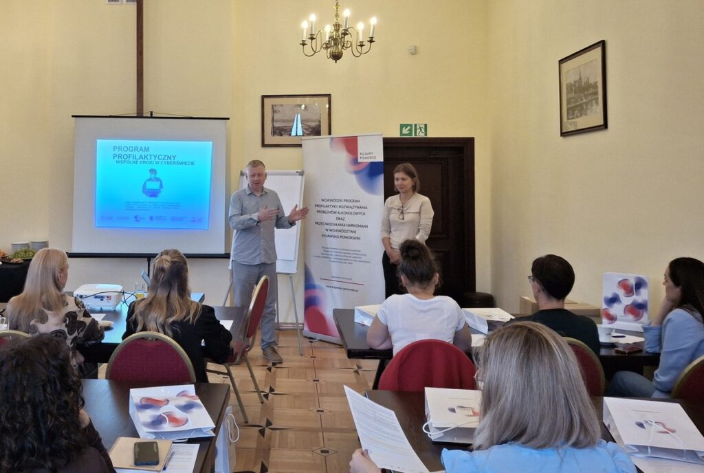 Marcin Sochocki i Karolina Van Laere - prowadzący szkolenie pn. „Wspólne kroki w cyberświecie” oraz uczestnicy szkolenia w Pałacu Bursztynowym we Włocławku, fot. Biuro Wsparcia Rodziny, Przeciwdziałania Przemocy i Uzależnieniom