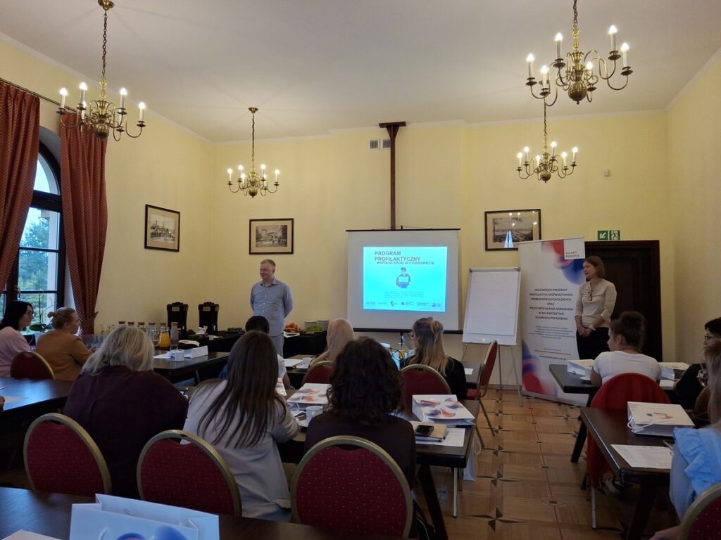 Marcin Sochocki i Karolina Van Laere - prowadzący szkolenie pn. „Wspólne kroki w cyberświecie” oraz uczestnicy szkolenia w Pałacu Bursztynowym we Włocławku, fot. Biuro Wsparcia Rodziny, Przeciwdziałania Przemocy i Uzależnieniom