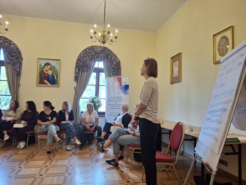 Karolina Van Laere - prowadząca szkolenie pn. „Wspólne kroki w cyberświecie” oraz uczestnicy szkolenia w Pałacu Bursztynowym we Włocławku, fot. Biuro Wsparcia Rodziny, Przeciwdziałania Przemocy i Uzależnieniom