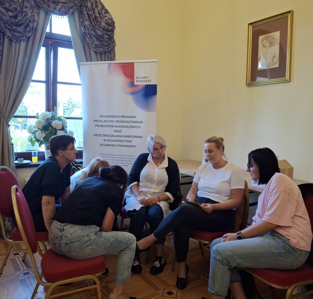 Uczestnicy szkolenia pn. „Wspólne kroki w cyberświecie” w Pałacu Bursztynowym we Włocławku, fot. Biuro Wsparcia Rodziny, Przeciwdziałania Przemocy i Uzależnieniom