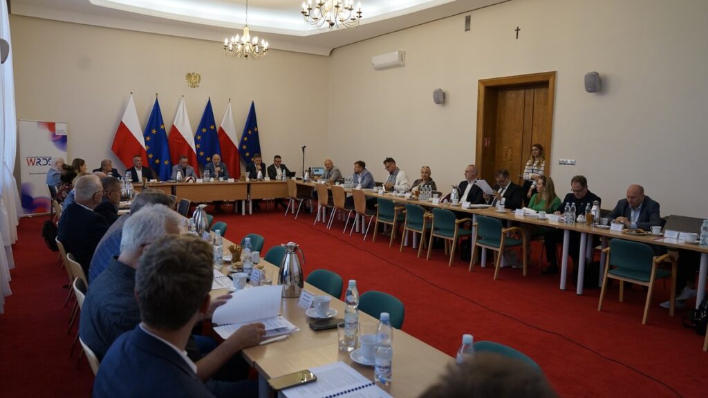 Uczestnicy posiedzenia plenarnego K-P WRDS 24.09.2025 r., fot. UMWKP