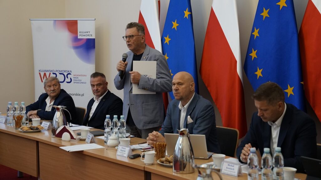 Hybrydowe posiedzenie plenarne K-P WRDS 24.09.2025 r., fot. UMWKP