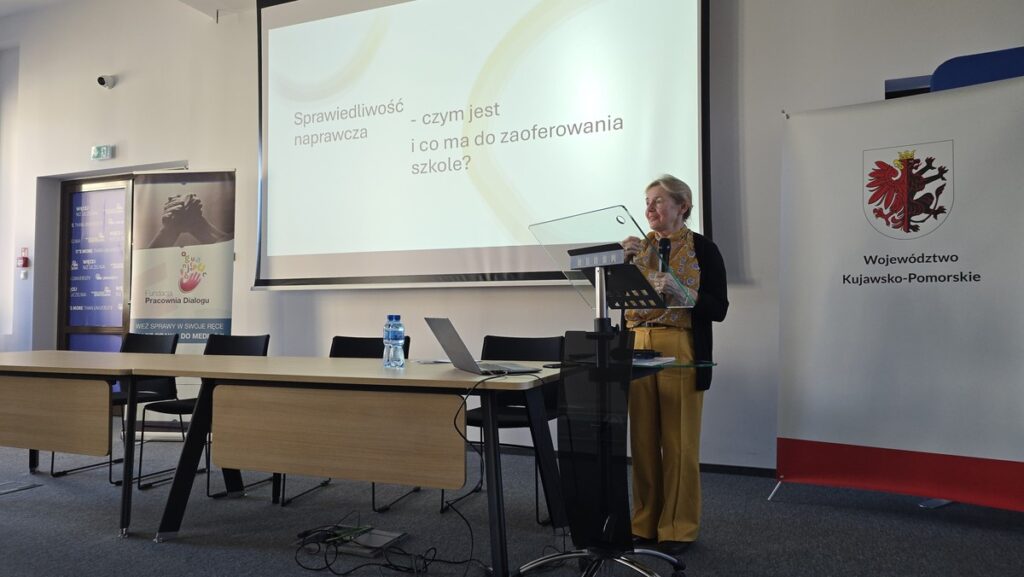 Prelegentka Konferencji „Sprawiedliwość Naprawcza i Mediacja Rówieśnicza w Szkole. Czy 1+1 może równać się 3?” fot. Fundacja Pracowni Dialogu