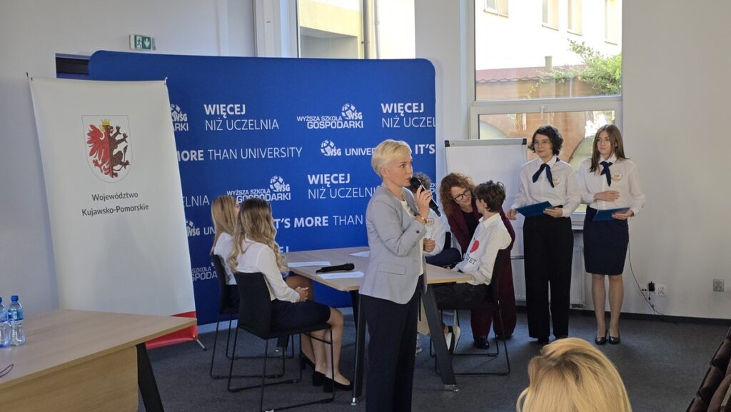 Prelegentka Konferencji „Sprawiedliwość Naprawcza i Mediacja Rówieśnicza w Szkole. Czy 1+1 może równać się 3?” oraz uczniowie szkoły średniej, fot. Fundacja Pracowni Dialogu