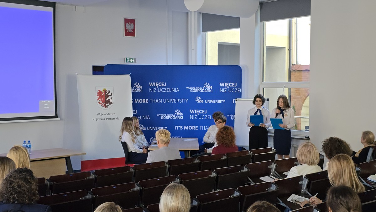 Uczniowie szkoły średniej oraz uczestnicy Konferencji „Sprawiedliwość Naprawcza i Mediacja Rówieśnicza w Szkole. Czy 1+1 może równać się 3?” fot. Fundacja Pracowni Dialogu