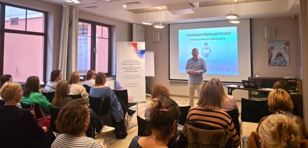 Marcin Sochocki - prowadzący szkolenie pn. „Wspólne kroki w cyberświecie” oraz uczestnicy szkolenia w Hotelu Mercure w Bydgoszczy, fot. Biuro Wsparcia Rodziny, Przeciwdziałania Przemocy i Uzależnieniom