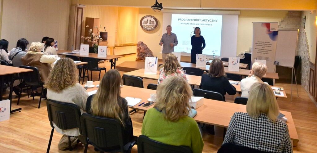 Marcin Sochocki i Karolina Van Laere - prowadzący szkolenie pn. „Wspólne kroki w cyberświecie” oraz uczestnicy szkolenia w Sanatorium Uzdrowiskowym „Przy Tężni” w Inowrocławiu, fot. Biuro Wsparcia Rodziny, Przeciwdziałania Przemocy i Uzależnieniom