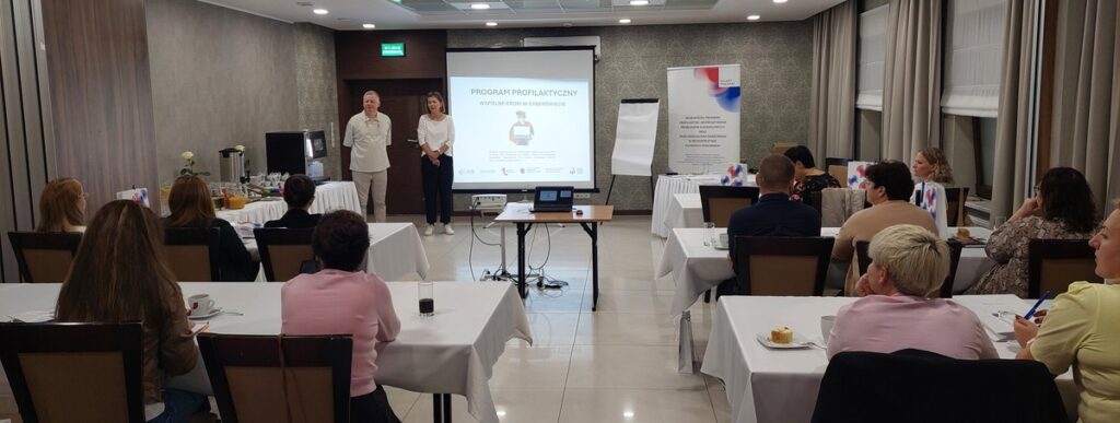 Marcin Sochocki i Karolina Van Laere - prowadzący szkolenie pn. „Wspólne kroki w cyberświecie” oraz uczestnicy szkolenia w Hotelu Rudnik w Grudziądzu, fot. Biuro Wsparcia Rodziny, Przeciwdziałania Przemocy i Uzależnieniom