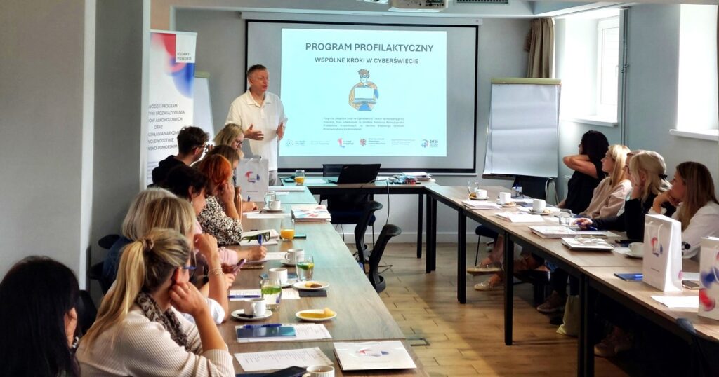 Marcin Sochocki - prowadzący szkolenie pn. „Wspólne kroki w cyberświecie” oraz uczestnicy szkolenia w Hotelu „Halo Toruń” w Toruniu, fot. Biuro Wsparcia Rodziny, Przeciwdziałania Przemocy i Uzależnieniom