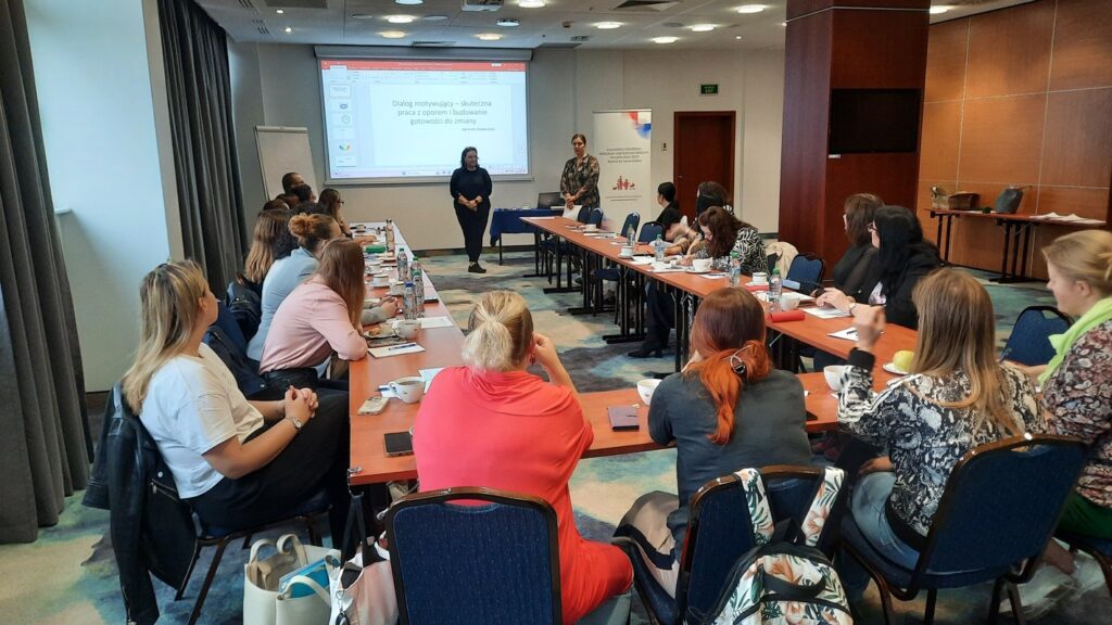 Toruń – Uczestnicy szkolenia „Dialog motywujący – skuteczna praca z oporem i budowanie gotowości do zmiany” wraz z prowadzącą szkolenie Agnieszką Tylutką-Gelio w Hotelu Mercure w Toruniu, fot. Biuro Wsparcia Rodziny, Przeciwdziałania Przemocy i Uzależnieniom