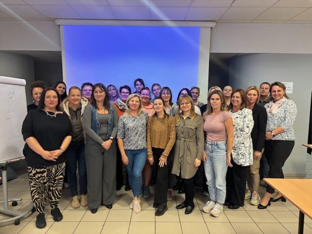 Bydgoszcz - Uczestnicy szkolenia „Dialog motywujący – skuteczna praca z oporem i budowanie gotowości do zmiany” wraz z prowadzącą szkolenie Agnieszką Tylutką-Gelio w hotelu Ikar w Bydgoszczy, fot. Biuro Wsparcia Rodziny, Przeciwdziałania Przemocy i Uzależnieniom