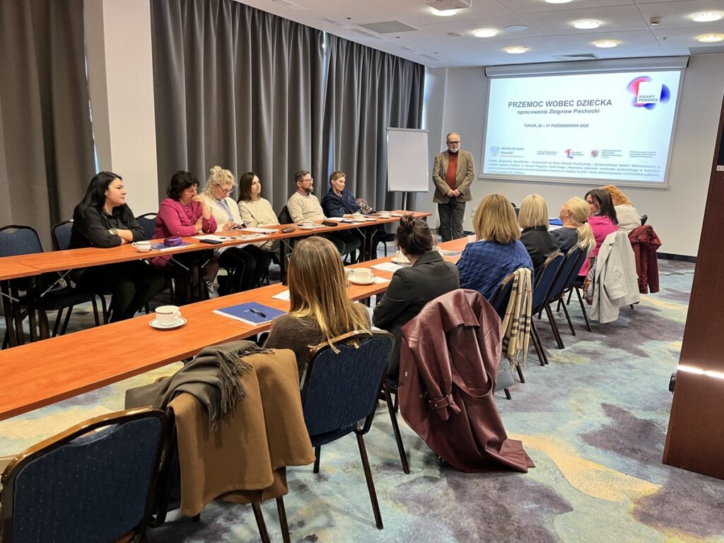 Szkolenie 20-21 października 2025 r. prowadzący Zbigniew Piechocki oraz zespół ds. wypracowania modelowej współpracy projektu „Bezpieczne Dzieciństwo – Partnerstwo na Rzecz Zdrowia Psychicznego i Bezpieczeństwa Rodzin”