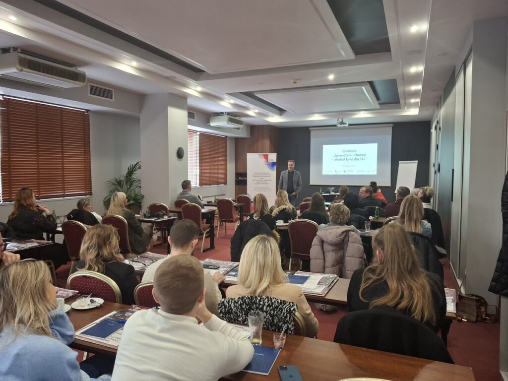 Sylwester Lewandowski - prowadzący szkolenie pn. „Sprawdzam i chronię – alkohol tylko dla 18+” oraz uczestnicy szkolenia w Hotelu Filmar w Toruniu, fot. Biuro Wsparcia Rodziny, Przeciwdziałania Przemocy i Uzależnieniom