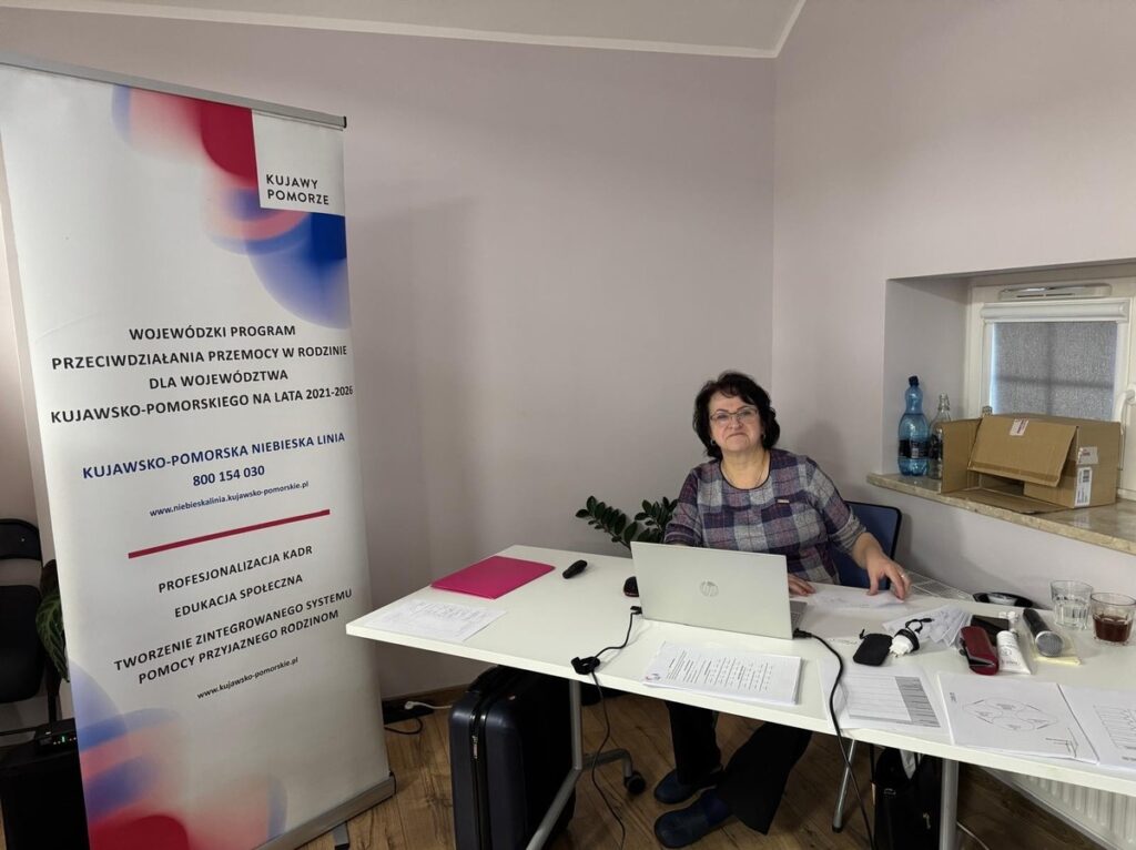 Prowadzący szkolenie Teresa Wagner-Tomaszewska oraz uczestnicy szkolenia, fot. Biuro Wsparcia Rodziny, Przeciwdziałania Przemocy i Uzależnieniom, Myśliwiec 20-22.10.2025 r.