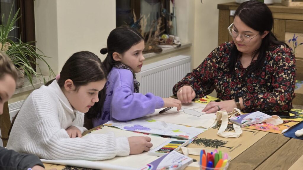 W trakcie ozdabiania toreb, fot. Emilia Gołąb