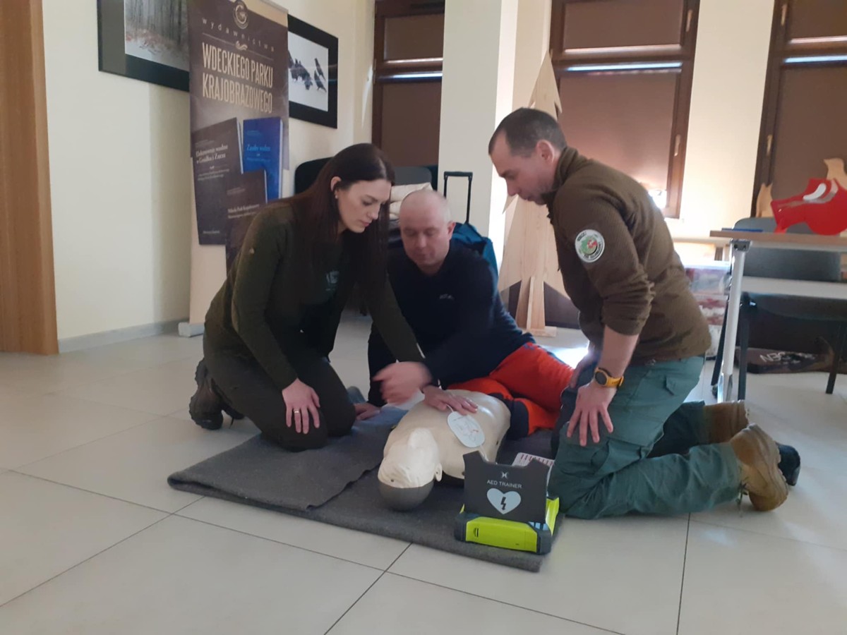 Obsługa automatycznego defibrylatora (AED), fot. Marlena Wojciechowska