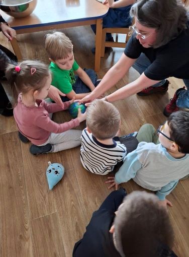 Kula ziemska w rękach przedszkolaków fot. Przedszkole im. Marii Konopnickiej w Brodnicy