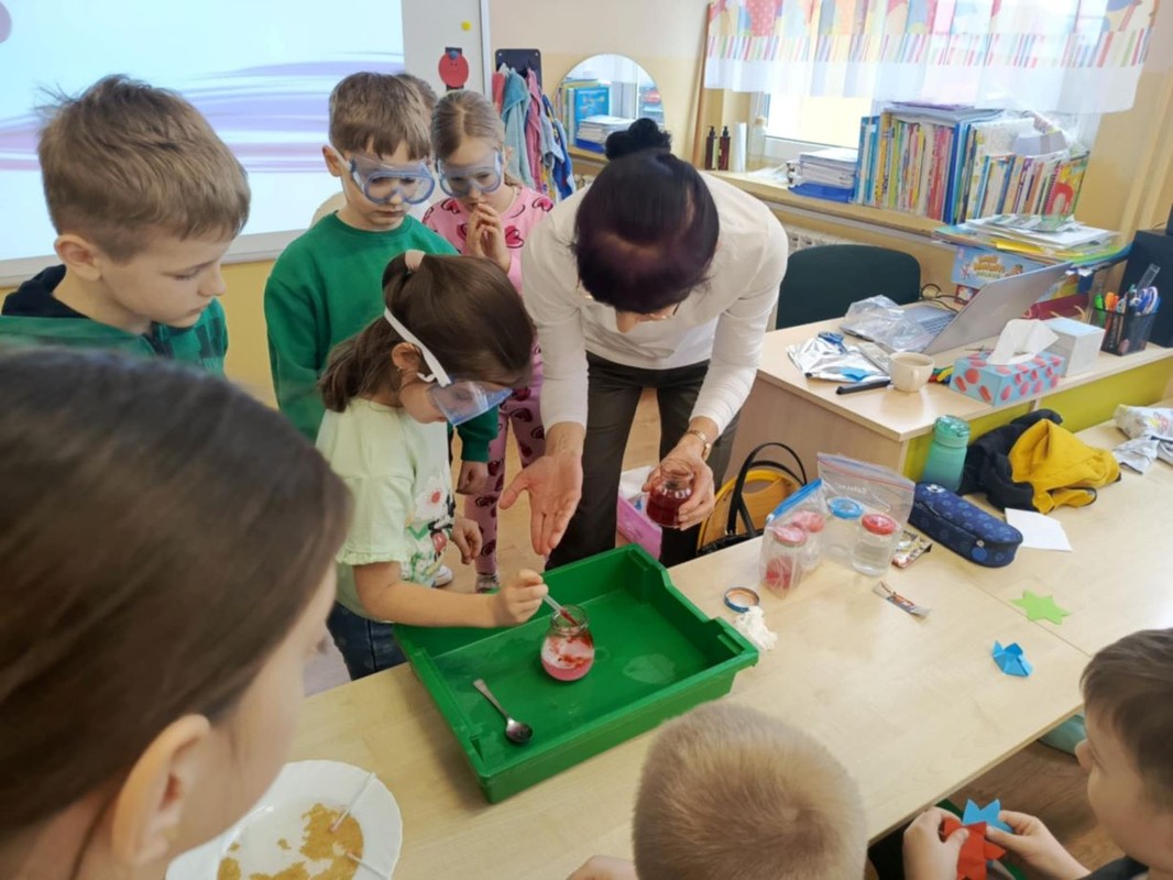 Uczniowie eksperymentują pod okiem edukatora, fot. Szkoła Podstawowa im. Marii Skłodowskiej-Curie w Stępowie