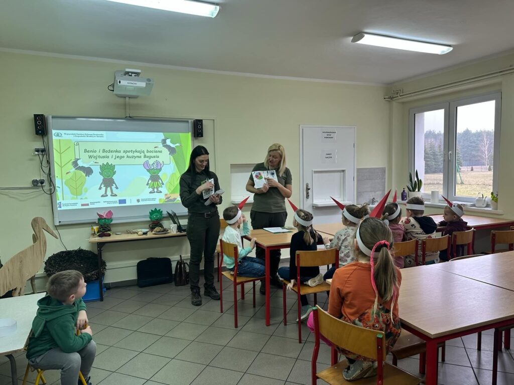 Prezentacja materiałów edukacyjnych o bocianach, fot. SP Zielonka