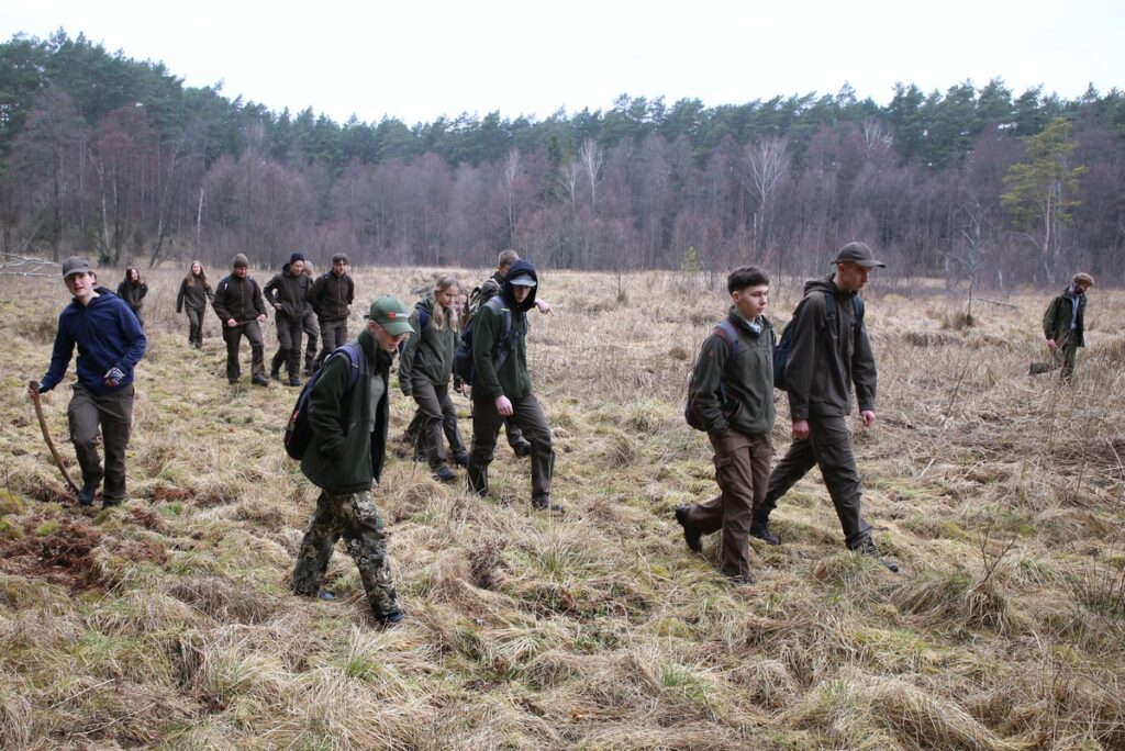 W poszukiwaniu tropów i śladów wilczej aktywności fot. Rafał Borzyszkowski