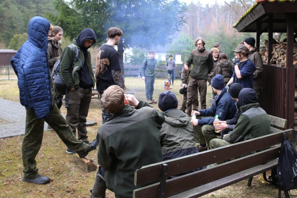 Podsumowanie wycieczki przyrodniczej przy ognisku fot. Bartłomiej Szamocki