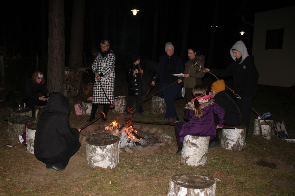 Uczestnicy przy ognisku Fot. R. Borzyszkowski