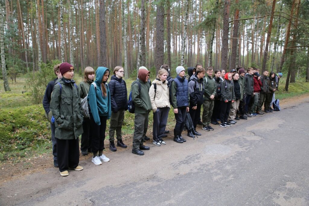 Odprawa uczniów Technikum Leśnego przez zbiorem grzybów na wystawę, fot. Rafał Borzyszkowski