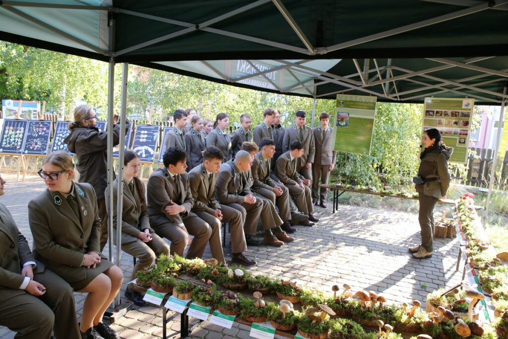 Prelekcja podczas wystawy grzybów dla uczniów Technikum Leśnego, fot. Rafał Borzyszkowski