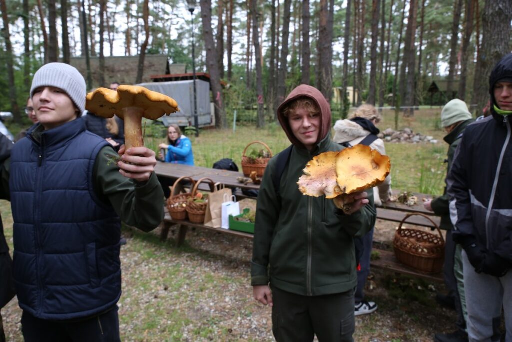 Uczniowie podczas konkurencji na największy okaz grzyba jadalnego, fot. Rafał Borzyszkowski