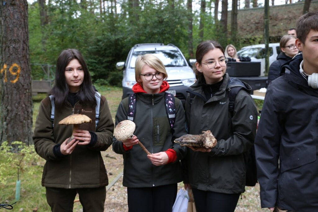 Uczniowie podczas konkursu na najciekawszy owocnik grzyba, fot. Rafał Borzyszkowski