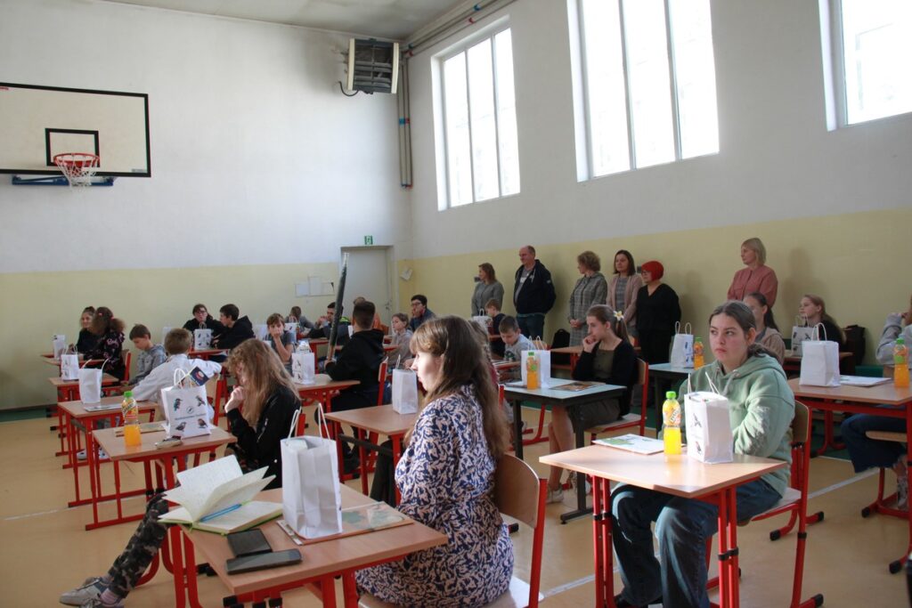 zadowoleni uczestnicy konkursu i opiekunowie, fot. M. Kaczmarek