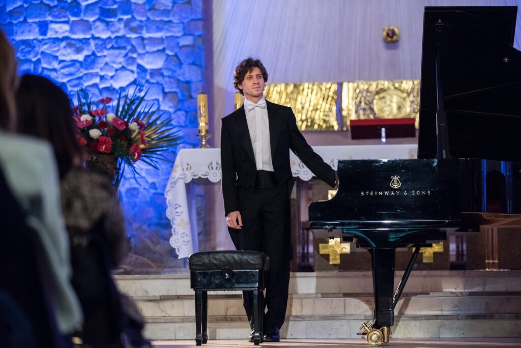 Rafał Blechacz standing at the piano