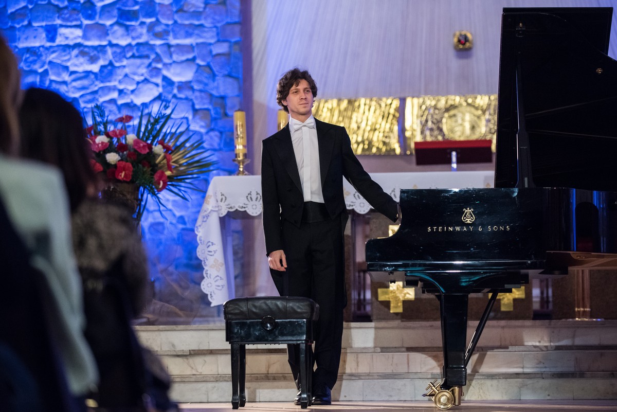 Rafał Blechacz standing at the piano
