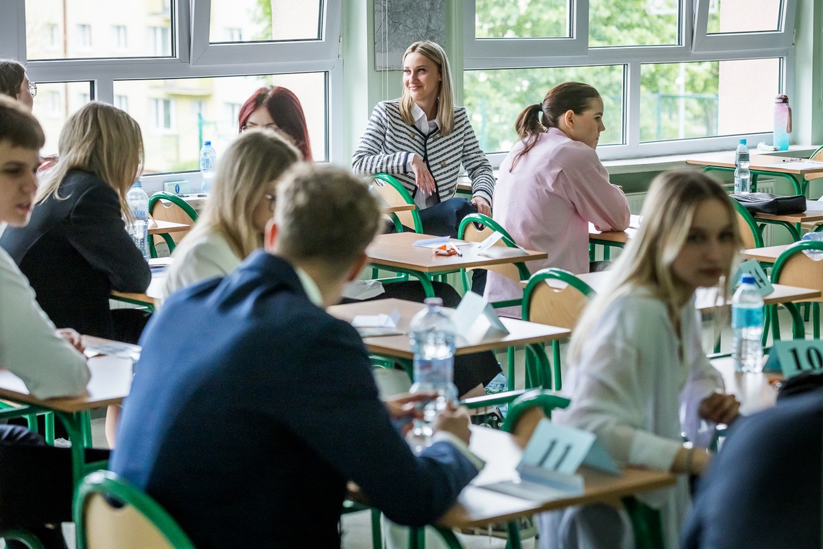 Last year's Polish language matriculation exam, IV LO in Bydgoszcz, high school graduates sitting in their desks, waiting for the exam to begin.